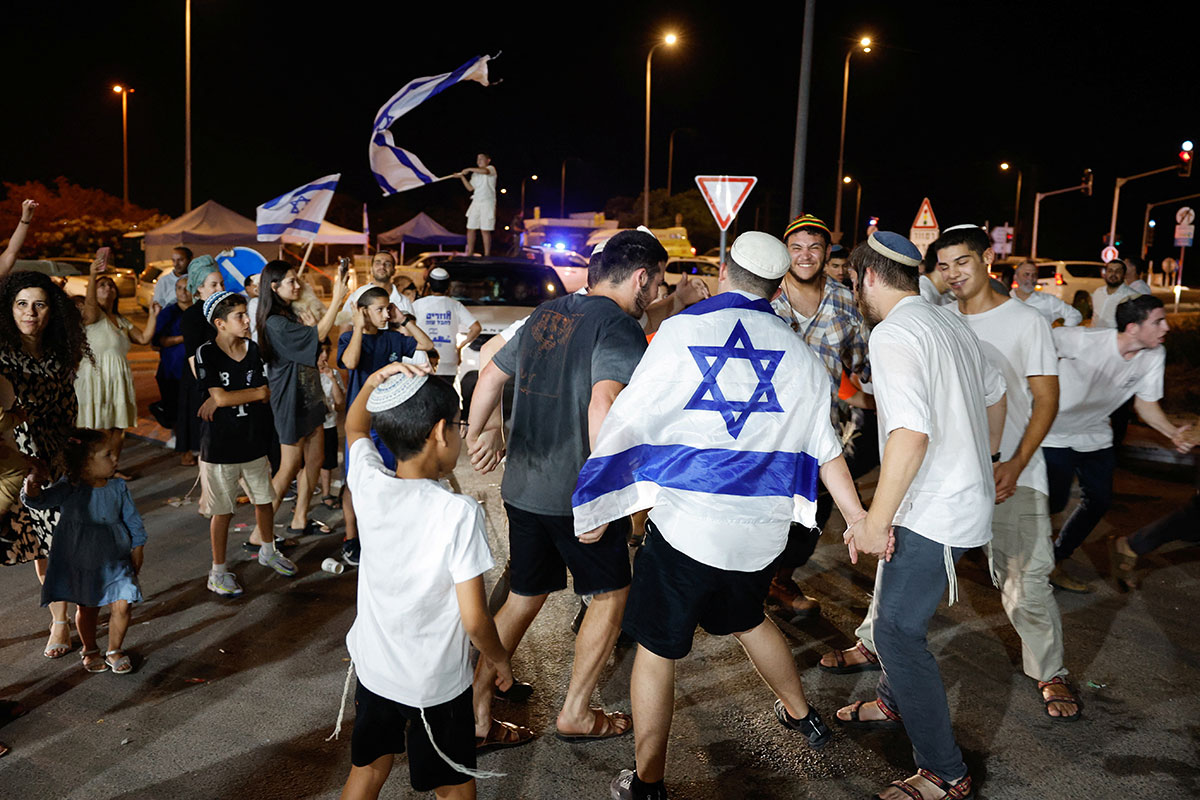 Israeli people celebrating