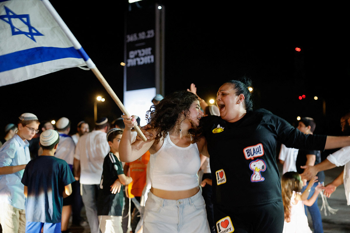 Israeli people celebrating