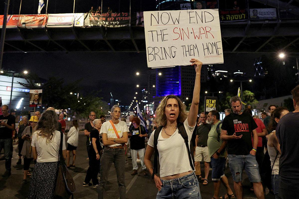 Israeli people requesting to end war and bring their loved ones