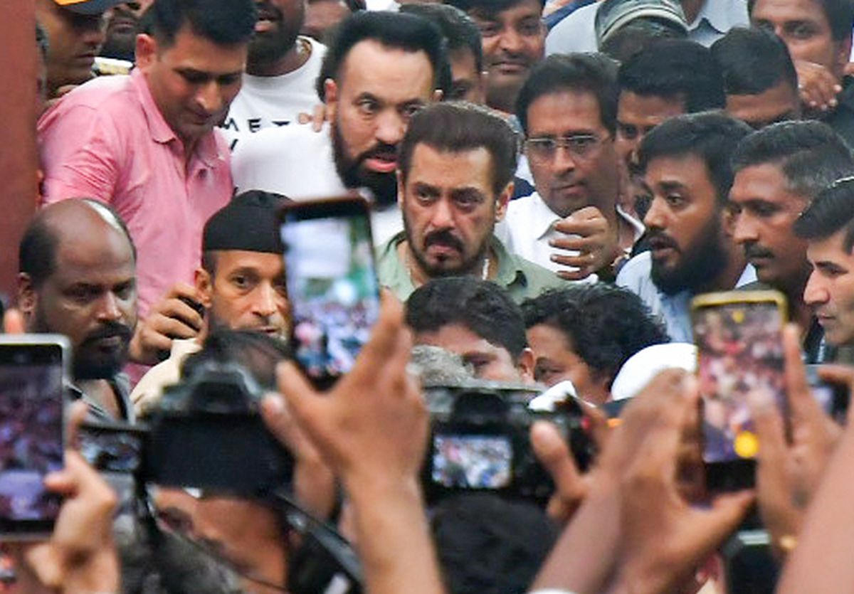 Salman Khan en route to pay homage to Baba Siddique