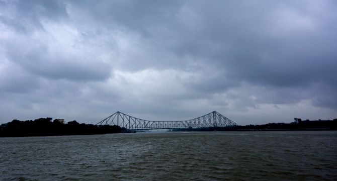 photograph of cyclone dana in West Bengal