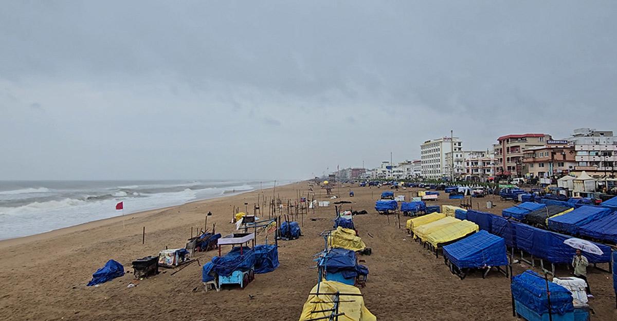 photograph of cyclone dana in West Bengal