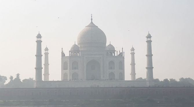 thick layer of smog engulfs the Taj Mahal