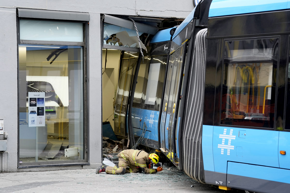 Tram derailed, crashed in Oslo, Norway