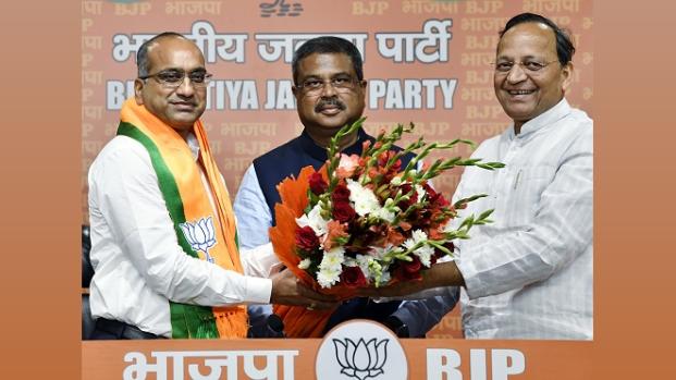 Former BJD MP Sujeet Kumar (L) joins BJP in the presence of Union Education Minister Dharmendra Pradhan and party general secretary Arun Singh, in New Delhi/ANI Photo