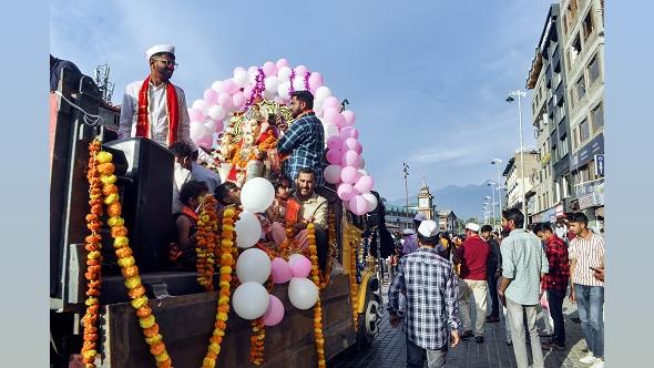 An idol of Lord Ganesha being taken for immersion by devotees during the Ganesh Chaturthi festival, in Srinagar/ANI Photo
