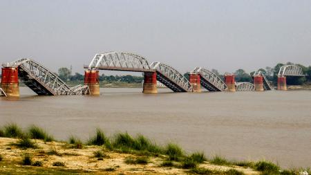 Earthquake rescue in Myanmar