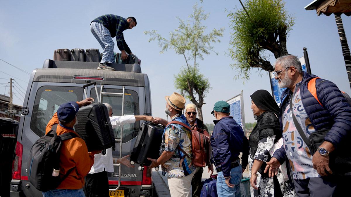 Tourists load their bags for Srinagar airport. Pic: Sanna Irshad Mattoo/Reuters