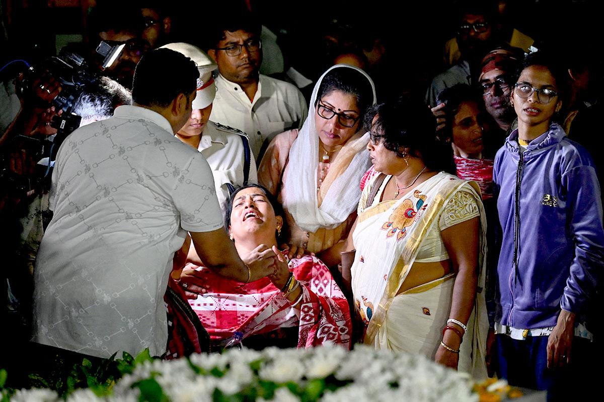 Priya Darshini weeps at her husband's funeral