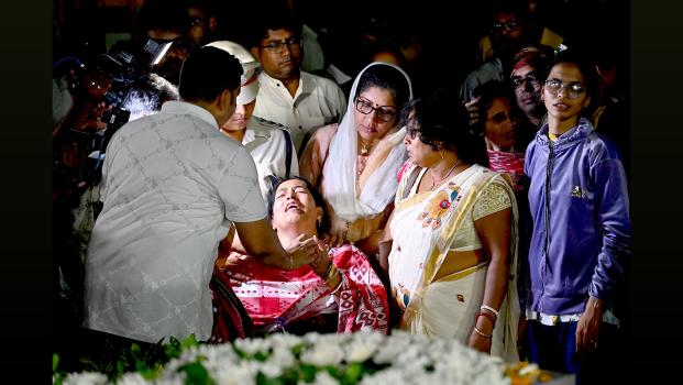 Priya Darshini weeps at her husband's funeral