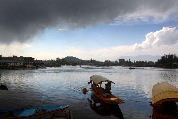 A silent Dal lake. Pic: Umar Ganie