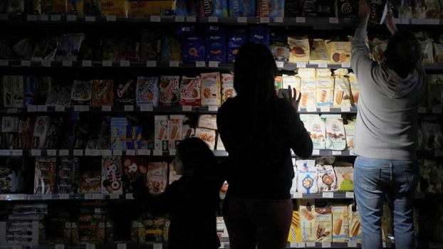 People use their phones to buy groceries in Barcelona. Pic: Bruna Casas/Reuters