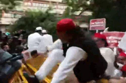 Akhilesh Yadav climbs over barricade