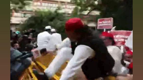 Akhilesh Yadav climbs over barricade