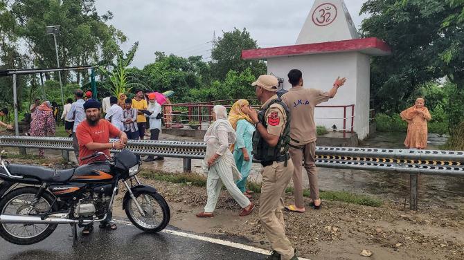 Police evacuate area as Devika river water level rises Police evacuate area as Devika river water level rises