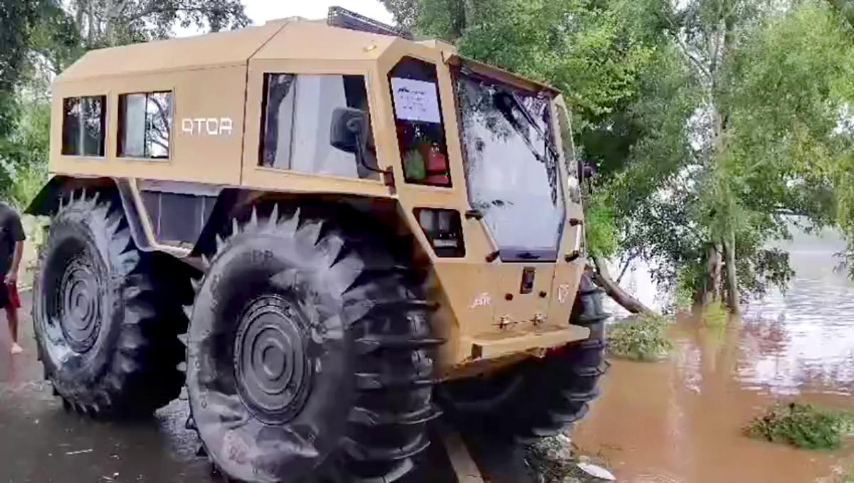 Indian Army personnel rescue elderly woman during Ramdas flood operation Indian Army personnel rescue elderly woman during Ramdas flood operation