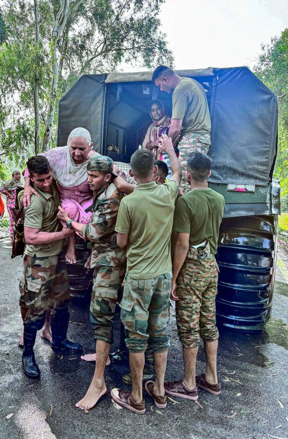 Indian Army officer carries elderly woman during Ramdas flood rescue Indian Army officer carries elderly woman during Ramdas flood rescue