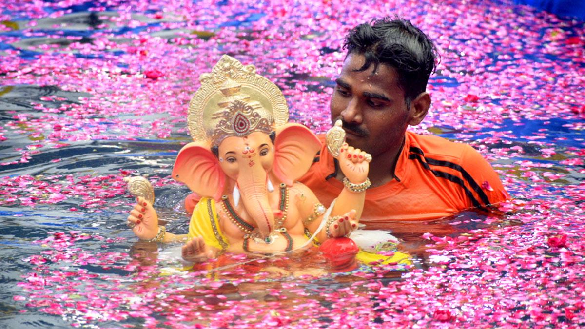 Devotees gather at Shivaji Park Chowpatty for Ganpati immersion Devotees gather at Shivaji Park Chowpatty for Ganpati immersion