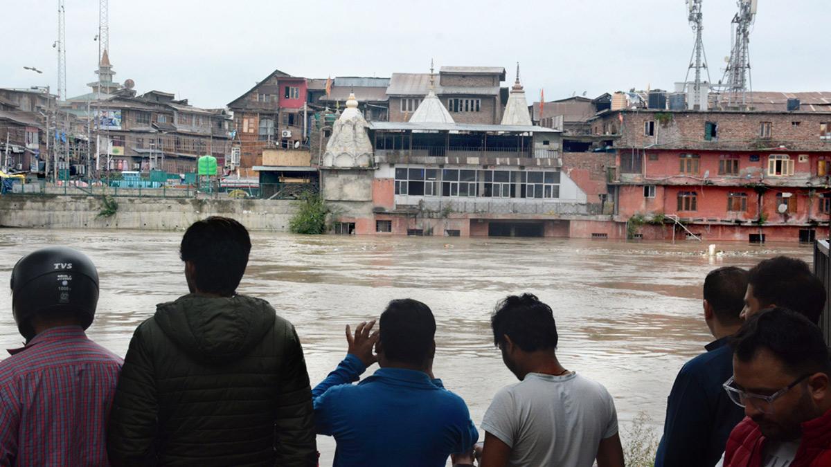 Water level in River Jhelum crosses the danger mark