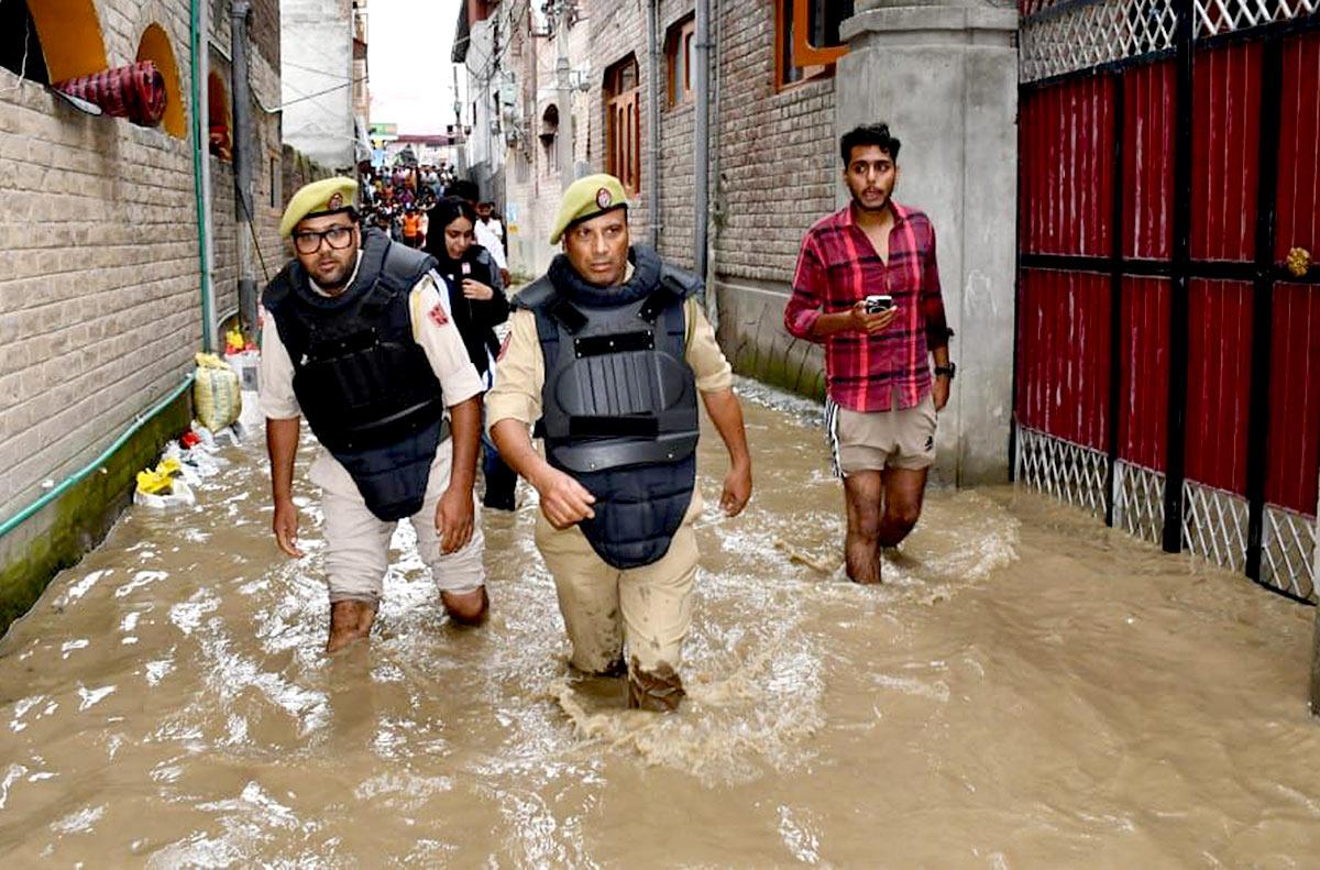 Water level in River Jhelum crosses the danger mark