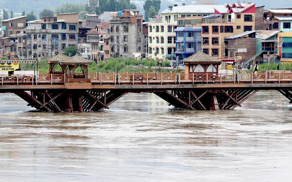 Water level in River Jhelum crosses the danger mark