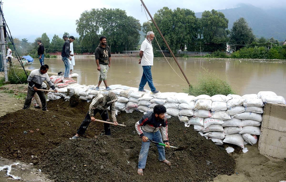 Water level in River Jhelum crosses the danger mark