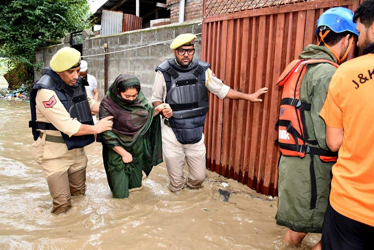 Water level in River Jhelum crosses the danger mark