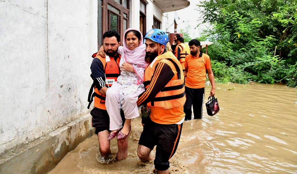 Water level in River Jhelum crosses the danger mark