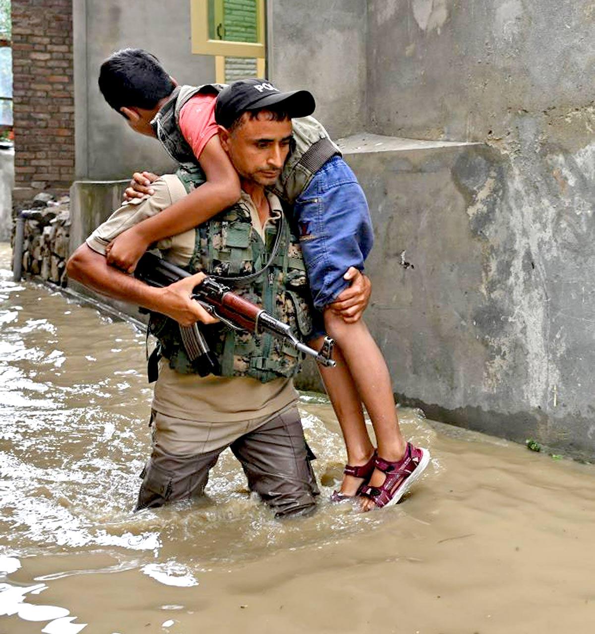 Water level in River Jhelum crosses the danger mark