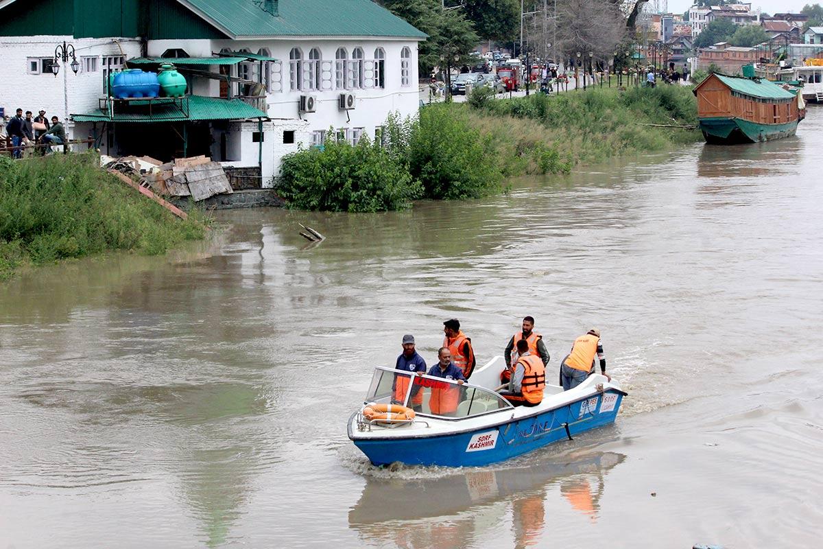 Water level in River Jhelum crosses the danger mark