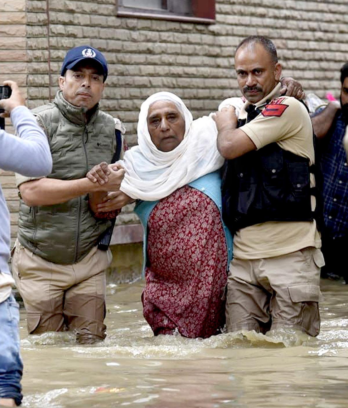 Water level in River Jhelum crosses the danger mark