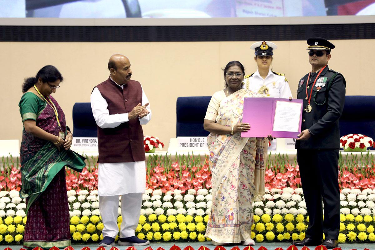 Lt Col C Dwarakesh receives the award from the President