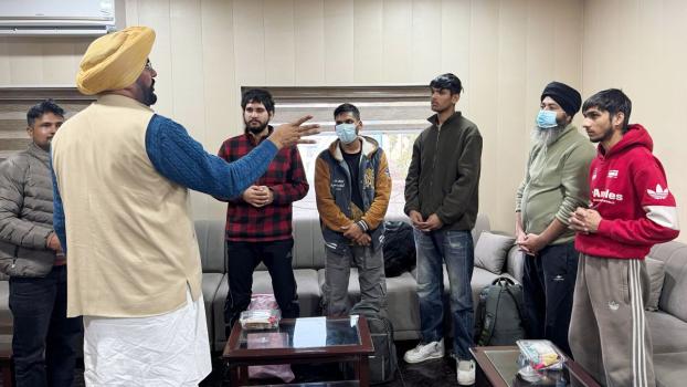 The deportees meet a minister in Amritsar