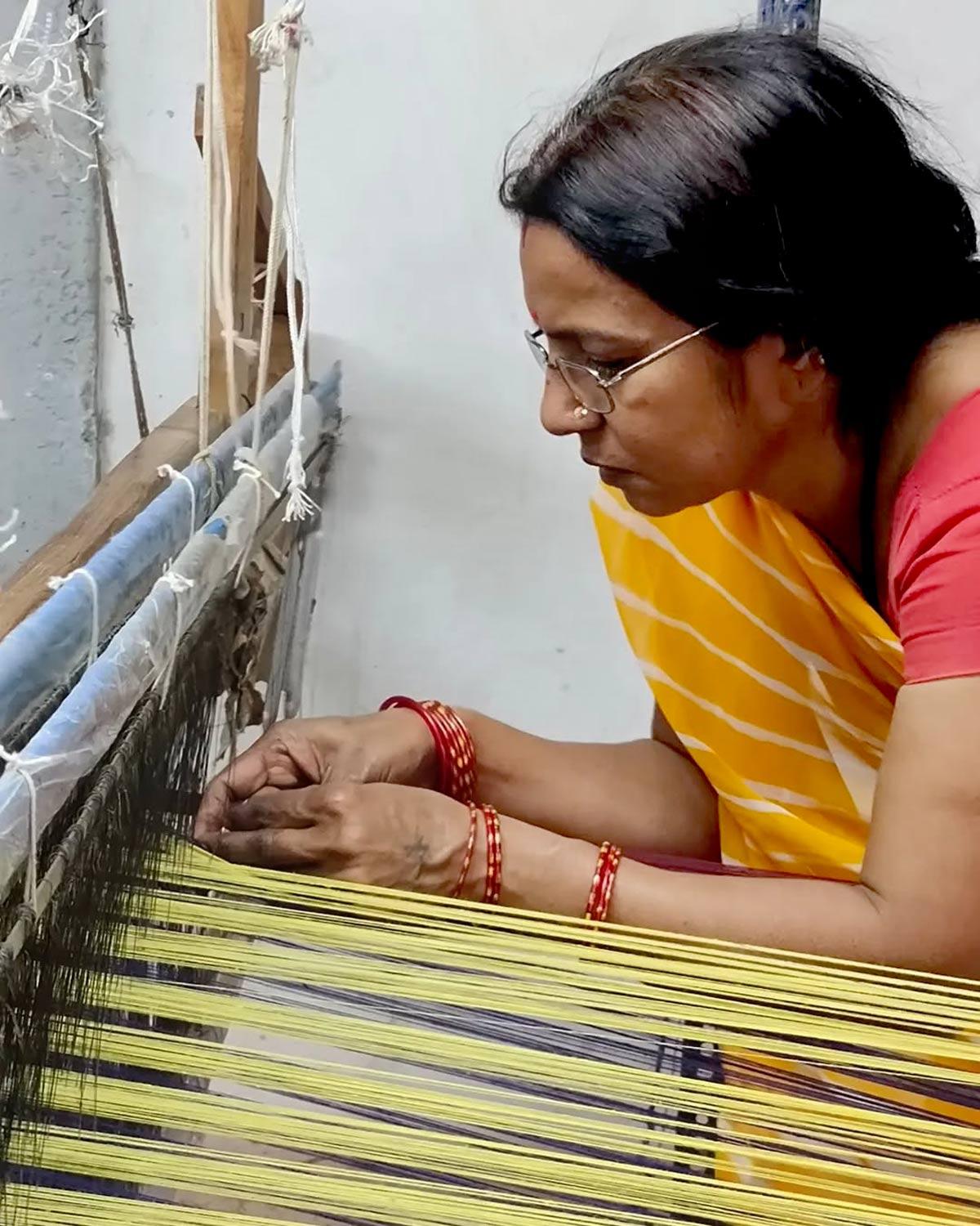 Woman weaves a Maheshwari sari  