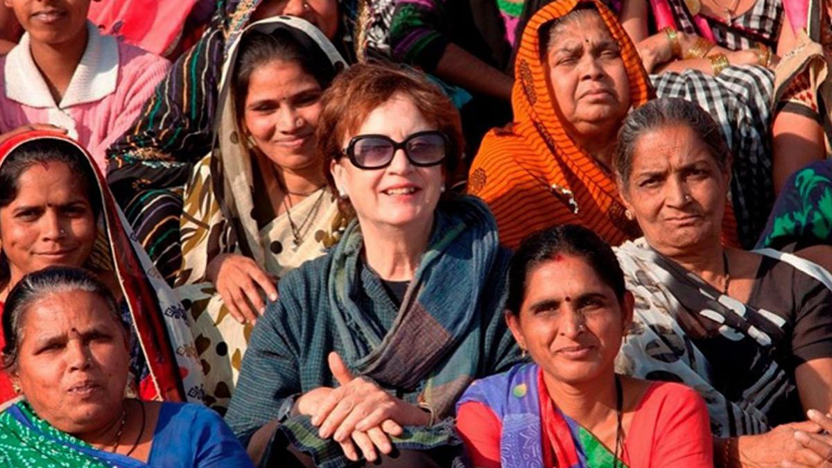 Sally Holkar with women weavers in Maheshwar