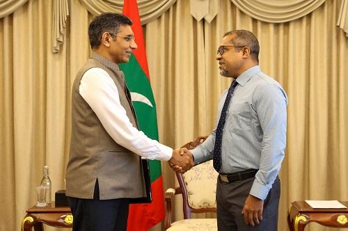 Maldives Foreign Minister Abdulla Khaleel (right)