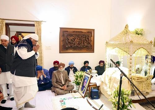 Congress president Mallikarjun Kharge pays tribute to former PM Dr Manmohan Singh during Akhand Path kept in his memory, at his residence in New Delhi on Friday/ANI Photo