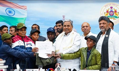 Six Maoists surrender before Karnataka CM Siddaramaiah and deputy CM DK Shivakumar/ANI Photo