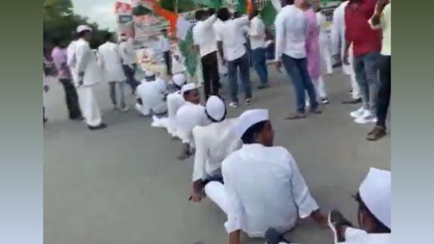 Cngress workers participating in 'Bihar Bandh' lie down on the road