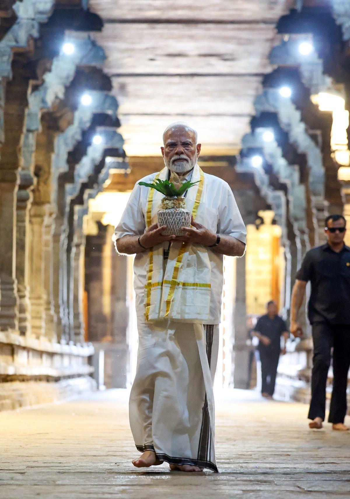 Prime Minister Narendra Modi offers prayers at Gangaikonda Cholapuram Temple, in Ariyalur on Sunday