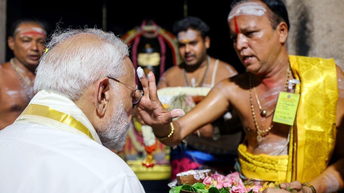 Prime Minister Narendra Modi offers prayers at Gangaikonda Cholapuram Temple, in Ariyalur on Sunday
