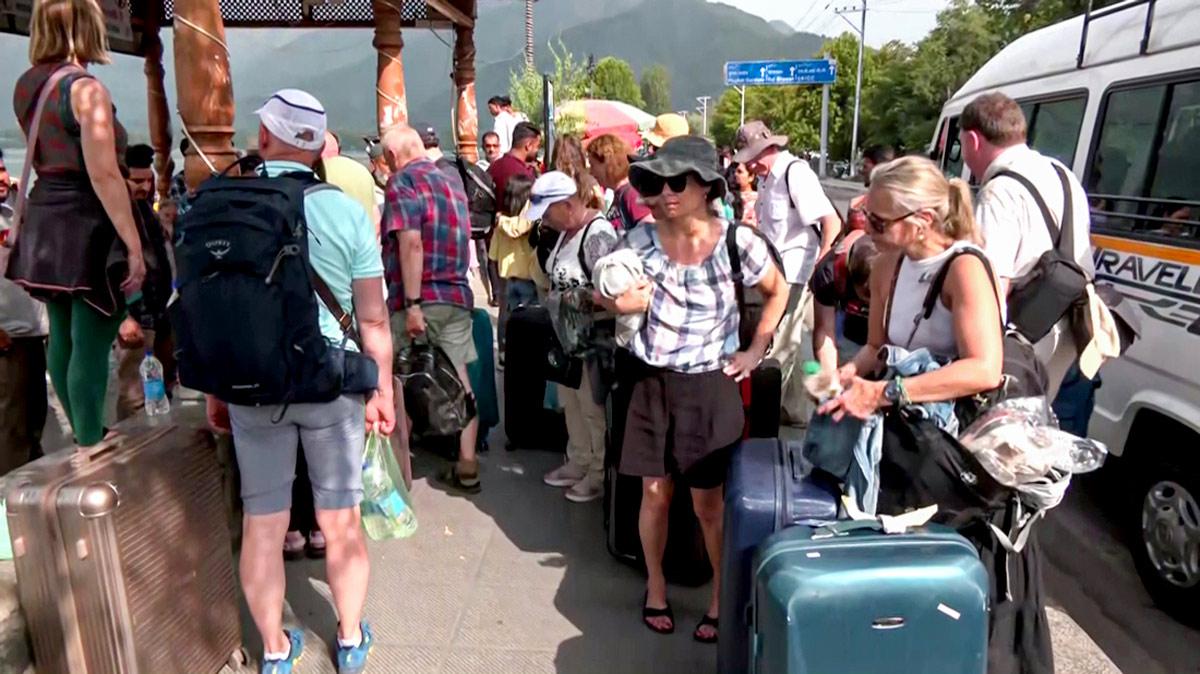 tourists in Jammu & Kashmir