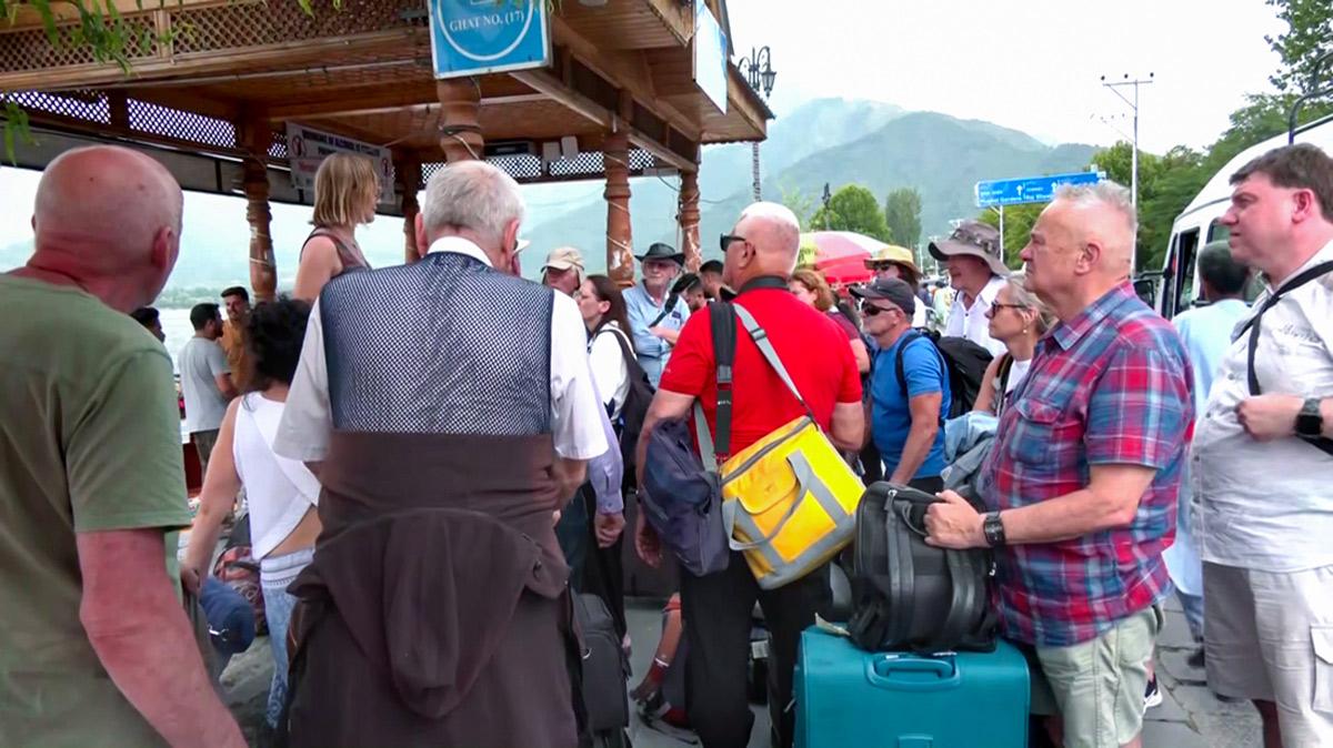 tourists in Jammu & Kashmir