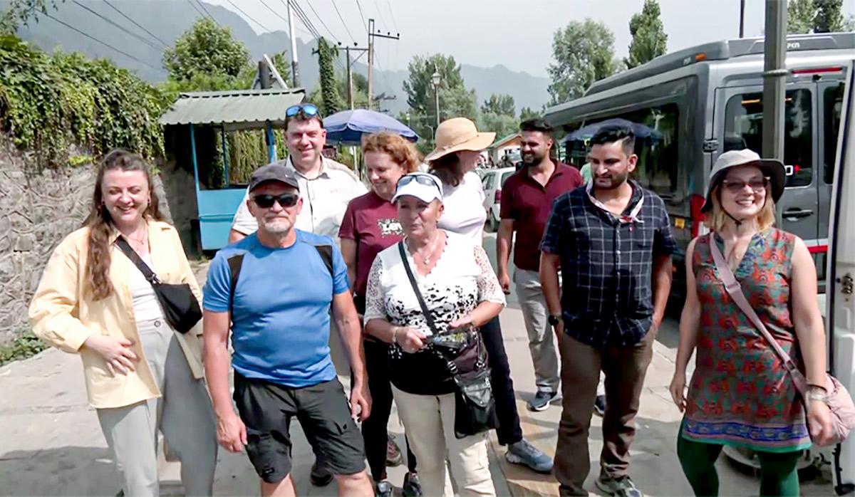 tourists in Jammu & Kashmir