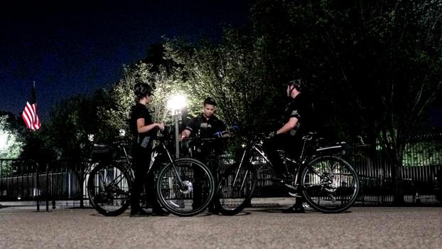 Members of the Secret Service stand guard outside the Lafayette Park in Washington, DC./Ken Cedeno/Reuters