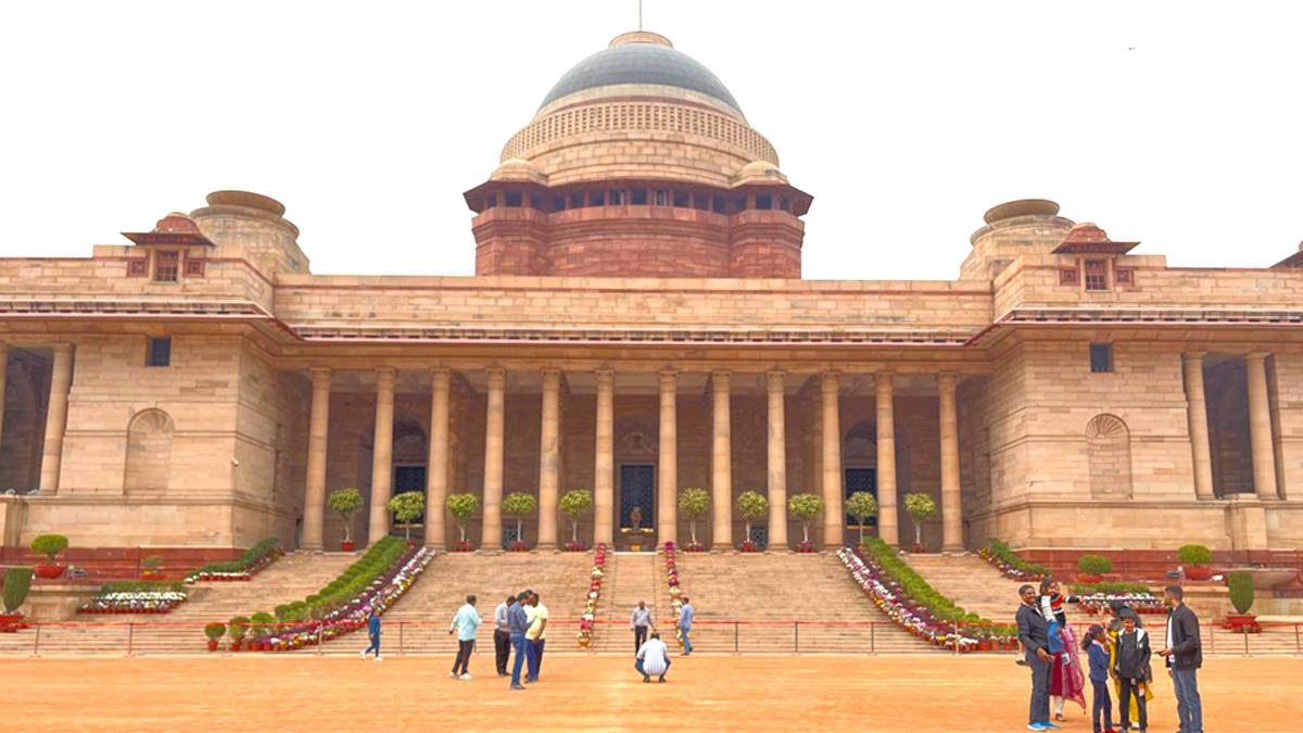 Tourists in the forecourt of Rashtrapati Bhavan