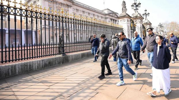 Mamata Banerjee outside Buckingham Palace
