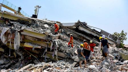 Earthquake rescue in Myanmar