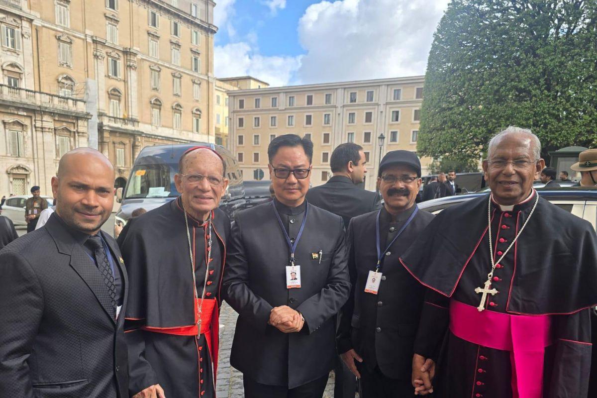 Joshua de Souza with Cardinal Oswald Gracias, Kiren Rijiju and George Kurian