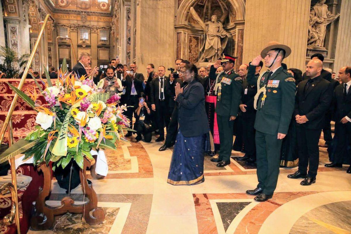 President Droupadi Murmu and Joshua de Souza pay their respects